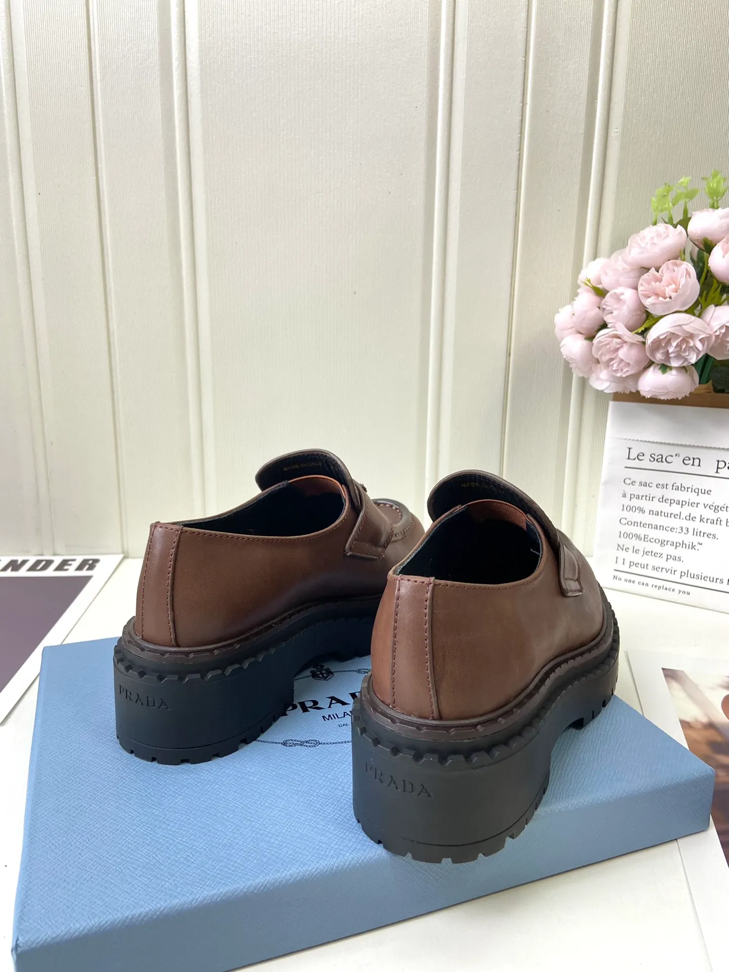 👟👟Ex-factory price 520👟👟 🔥🔥✨Prada* 2024WA new autumn and winter thick-soled loafers👟 These leather loafers use thick soles, craftsmanship details and contemporary elements add vitality, interpreting classics in a new fashion language. Enamel-coated triangular metal logo with a height of 55 mm makes its debut 🌟 Recommended by major bloggers on Xiaohongshu, developed 1-1 to highlight classic charm. Cowhide lining TPU outsole ➕ genuine leather edge bar Code number: 35 to 41 (40-41 customized, non-refundable)